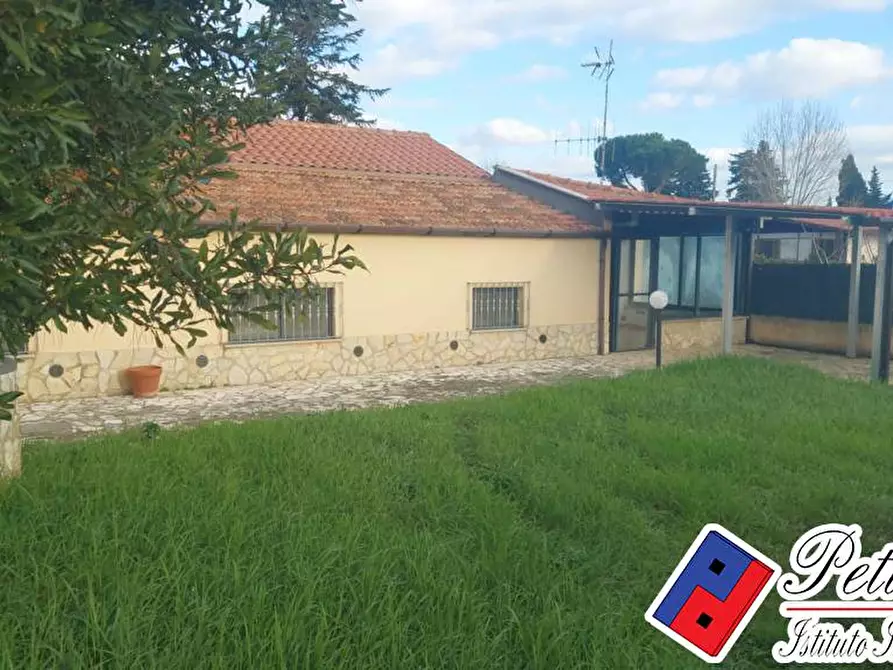 Immagine 1 di Villa in vendita  in VIA SANT'ANASTASIA a Fondi