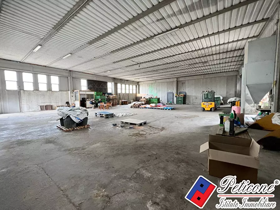 Immagine 6 di Locale commerciale in vendita  in Via Appia Monte San Biagio a Monte San Biagio