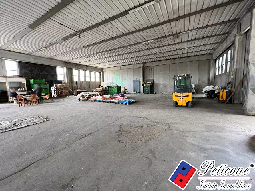 Immagine 4 di Locale commerciale in vendita  in Via Appia Monte San Biagio a Monte San Biagio