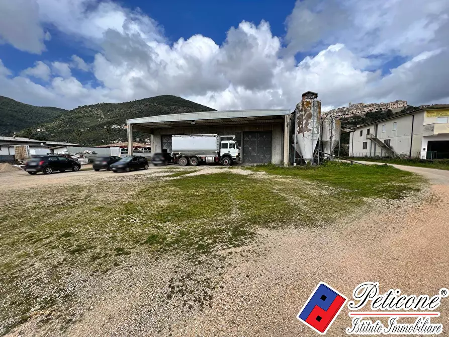 Immagine 2 di Locale commerciale in vendita  in Via Appia Monte San Biagio a Monte San Biagio