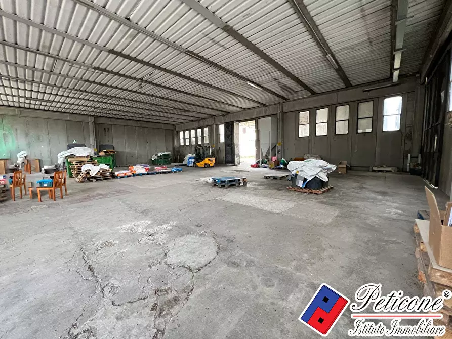 Immagine 5 di Locale commerciale in vendita  in Via Appia Monte San Biagio a Monte San Biagio