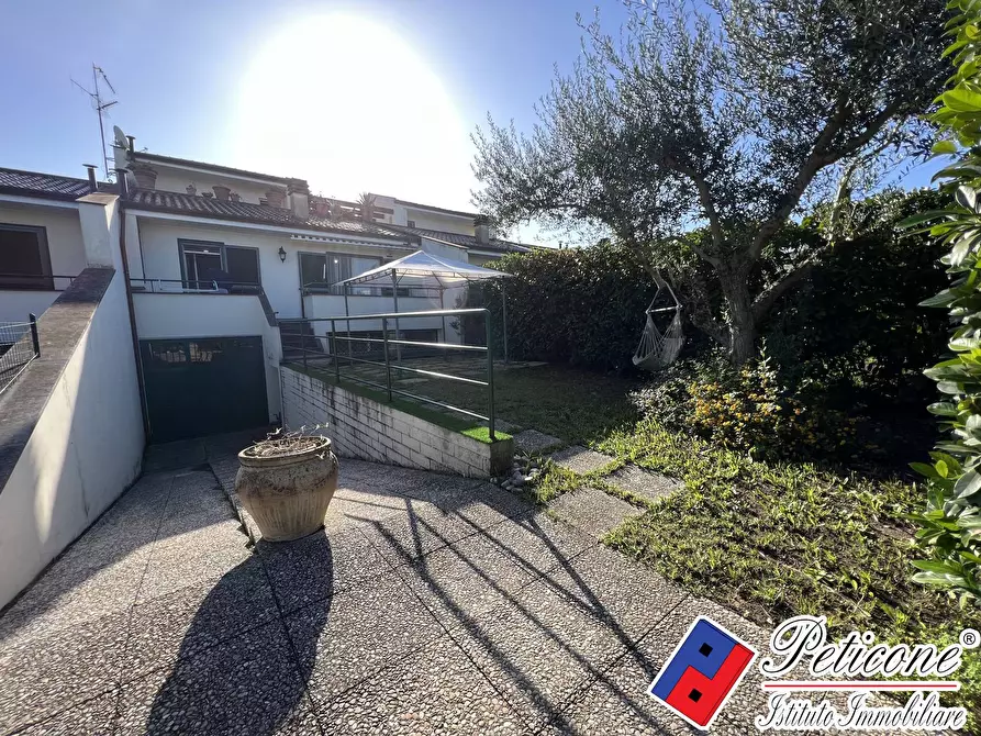 Immagine 10 di Villa in vendita  in Via della Poiana a Fondi