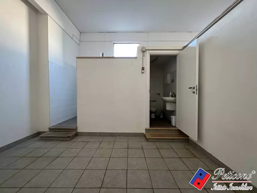 Immagine 6 di Magazzino in affitto  in Via diversivo acquachiara a Fondi