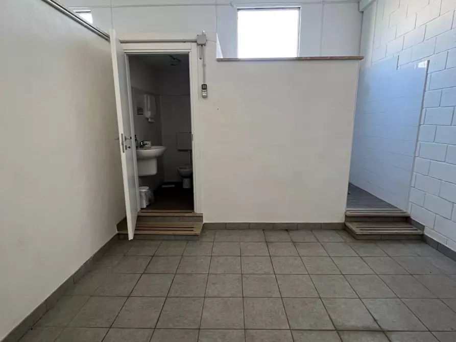 Immagine 7 di Magazzino in affitto  in Via diversivo acquachiara a Fondi