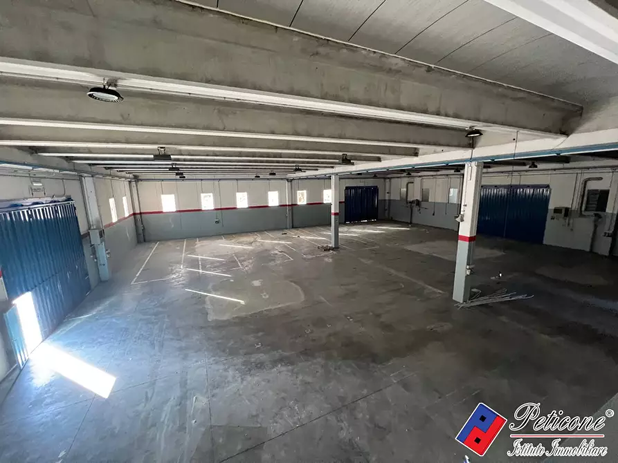 Immagine 9 di Magazzino in affitto  in Via diversivo acquachiara a Fondi