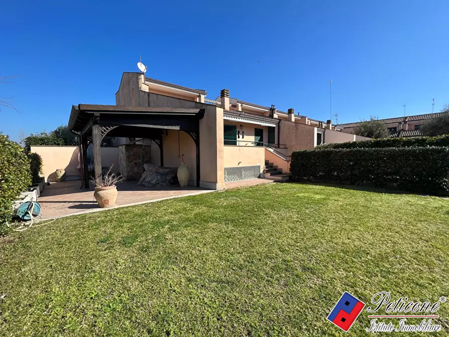 Immagine 1 di Villa in vendita  in VIA DELLA POIANA a Fondi