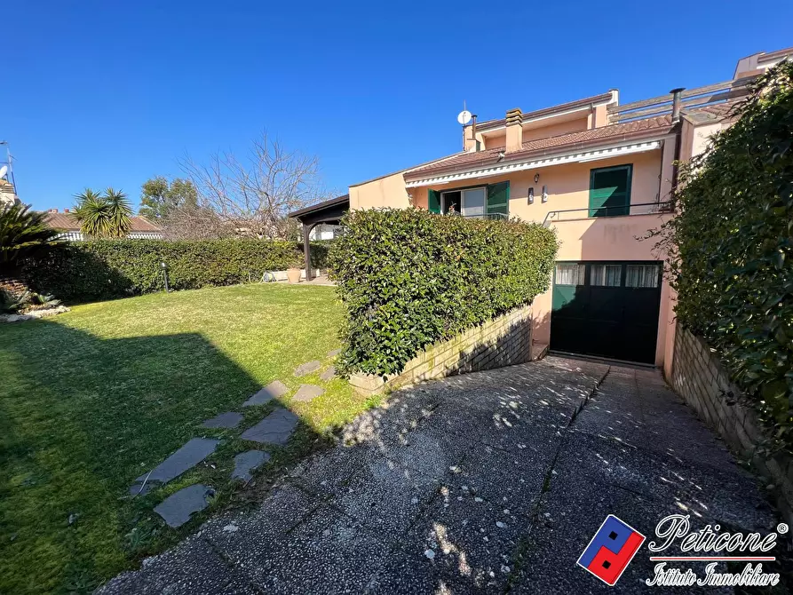 Immagine 2 di Villa in vendita  in VIA DELLA POIANA a Fondi