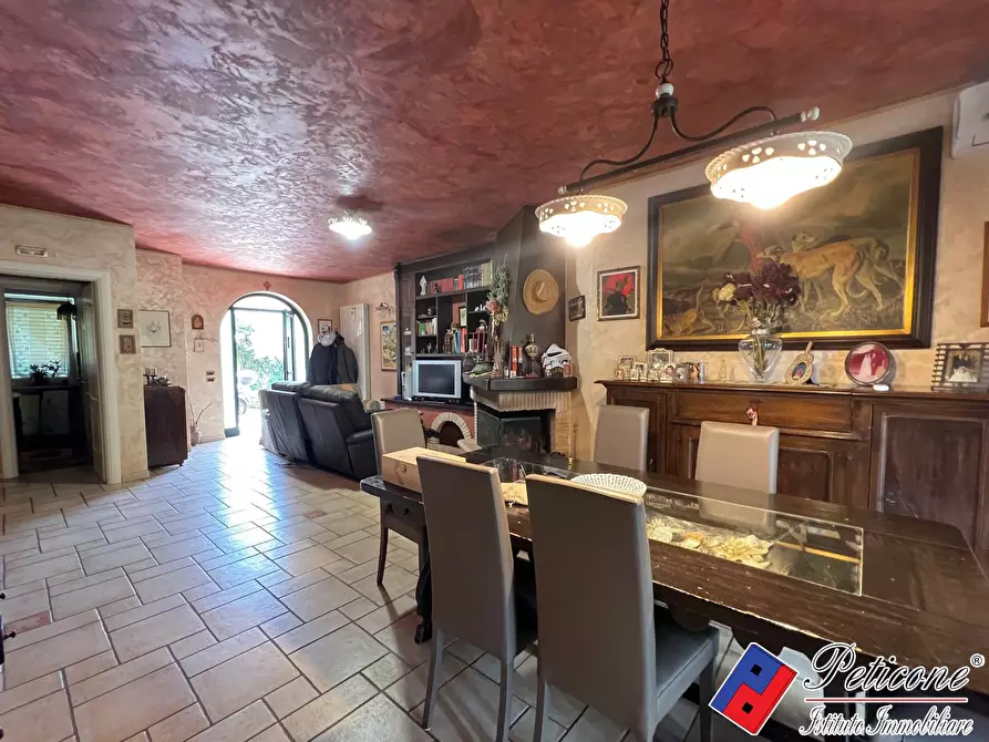 Immagine 3 di Villa in vendita  in Via Friulia Venezia Giulia a Fondi