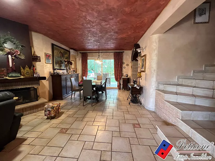 Immagine 4 di Villa in vendita  in Via Friulia Venezia Giulia a Fondi