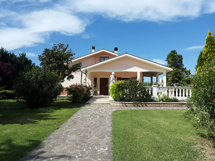 Immagine 1 di Villa in vendita  in Carrara a Fano