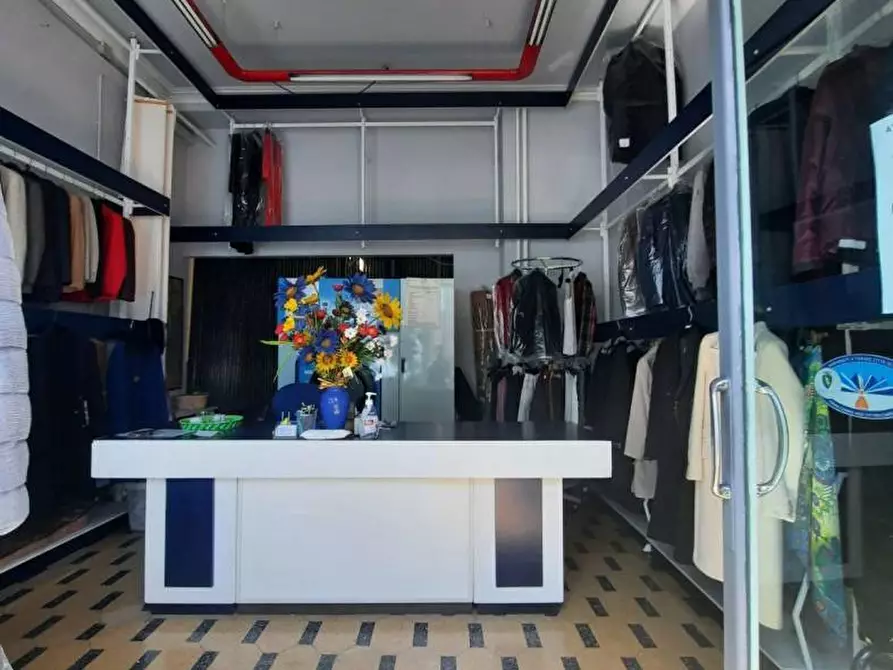 Immagine 5 di Locale commerciale in vendita  in Via Borgaro a Torino