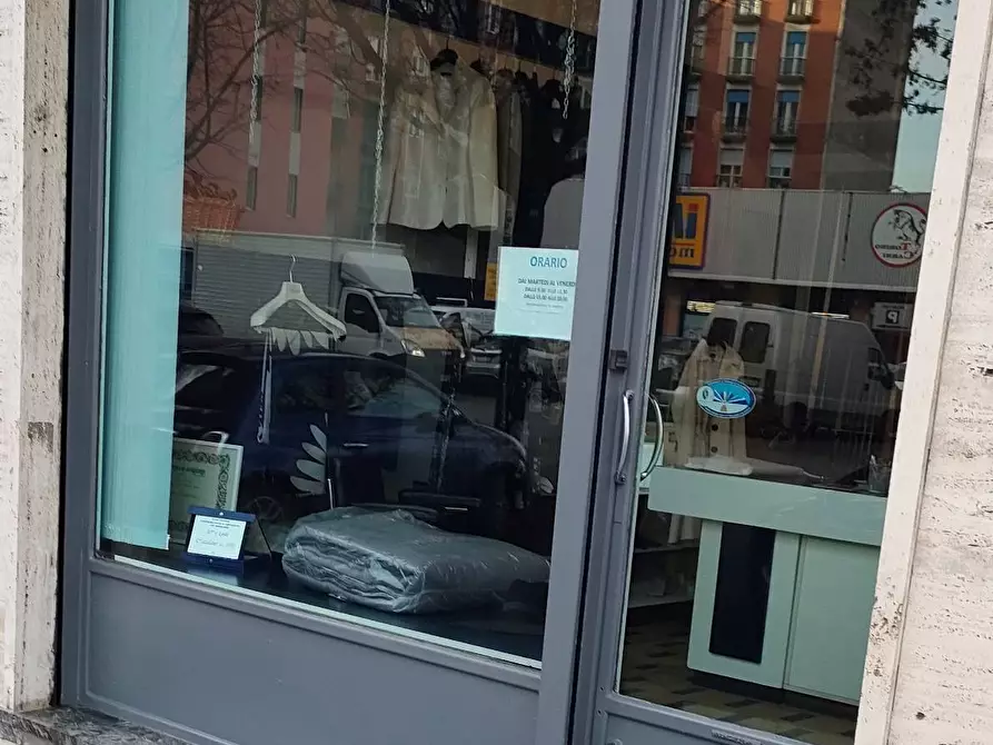 Immagine 3 di Locale commerciale in vendita  in Via Borgaro a Torino