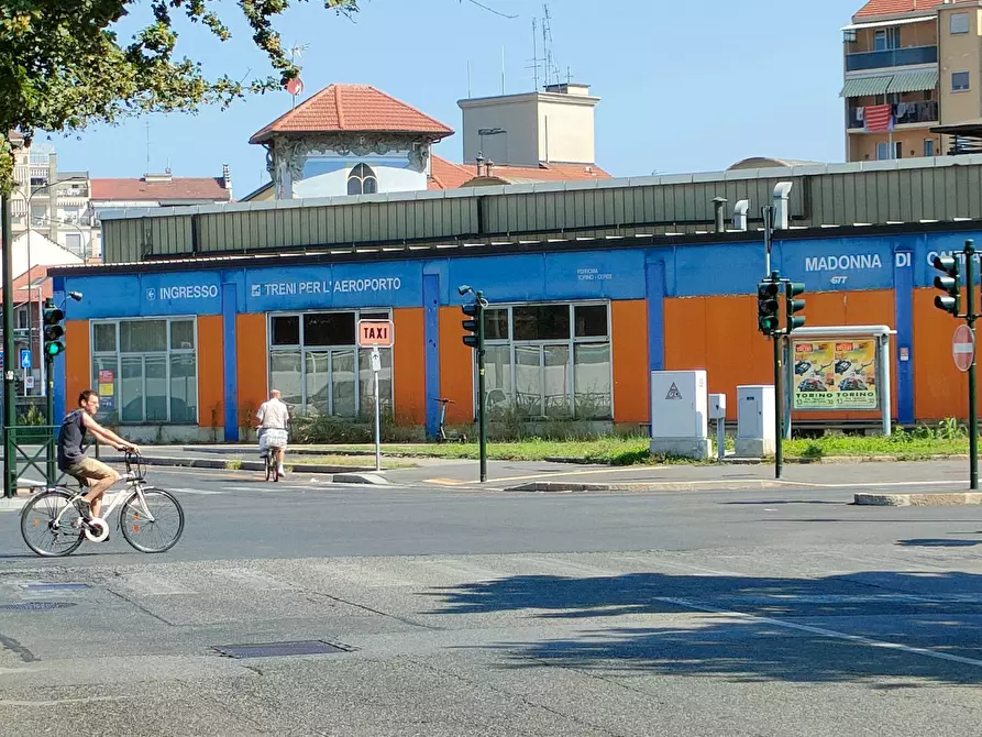 Immagine 8 di Locale commerciale in vendita  in Via Borgaro a Torino