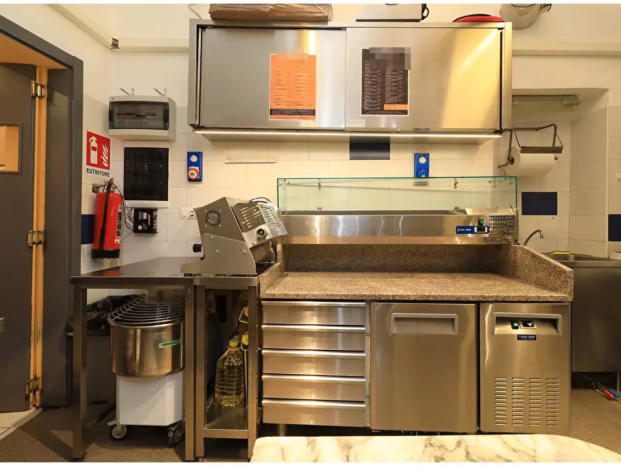 Immagine 9 di Attività commerciale in vendita  in Via San Massimo a Torino