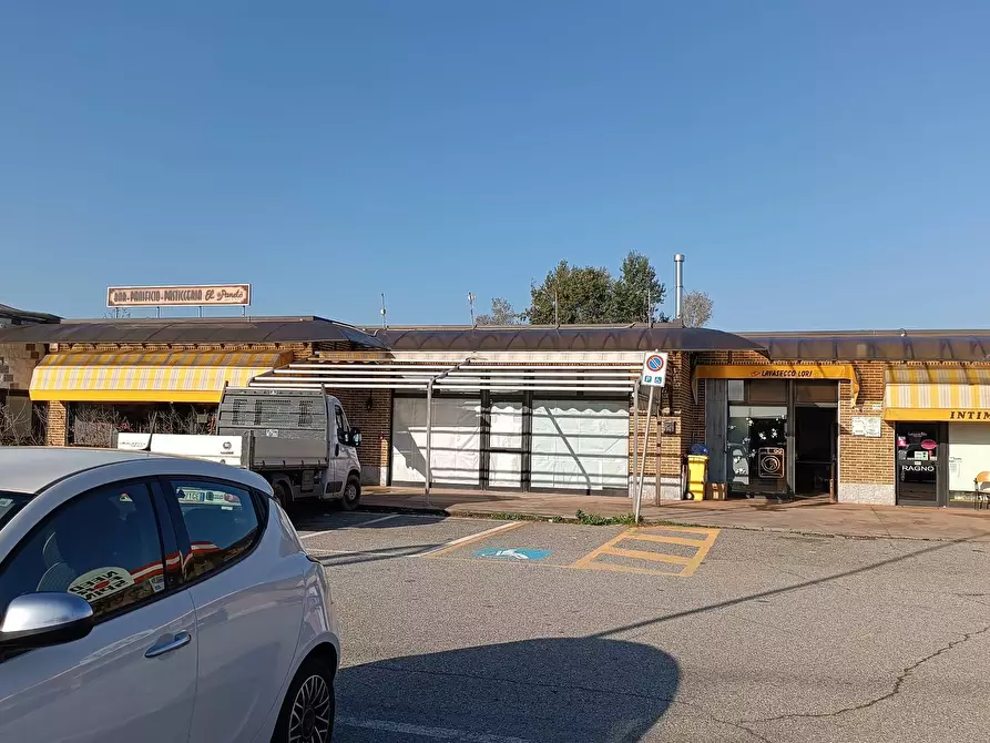 Immagine 3 di Attività commerciale in vendita  in Via Torno a San Francesco Al Campo