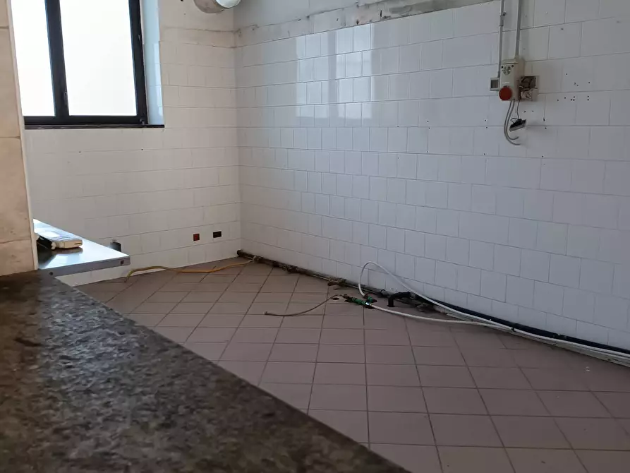 Immagine 13 di Attività commerciale in vendita  in Via Torno a San Francesco Al Campo