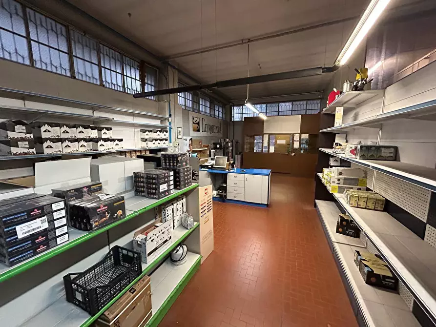 Immagine 10 di Attività commerciale in affitto  in Via Bernardino Luini a Torino