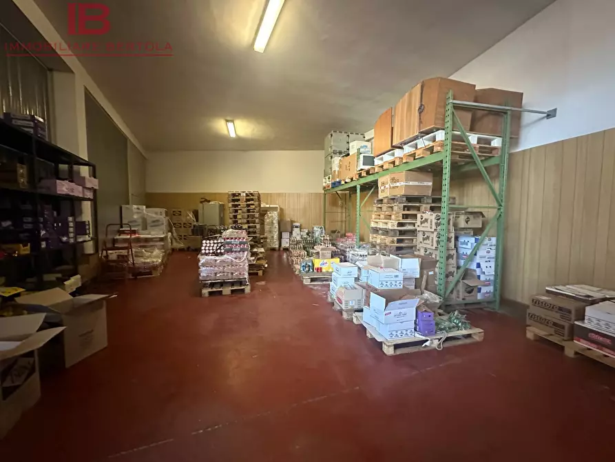 Immagine 3 di Magazzino in vendita  in via rocca de baldi a Cuneo