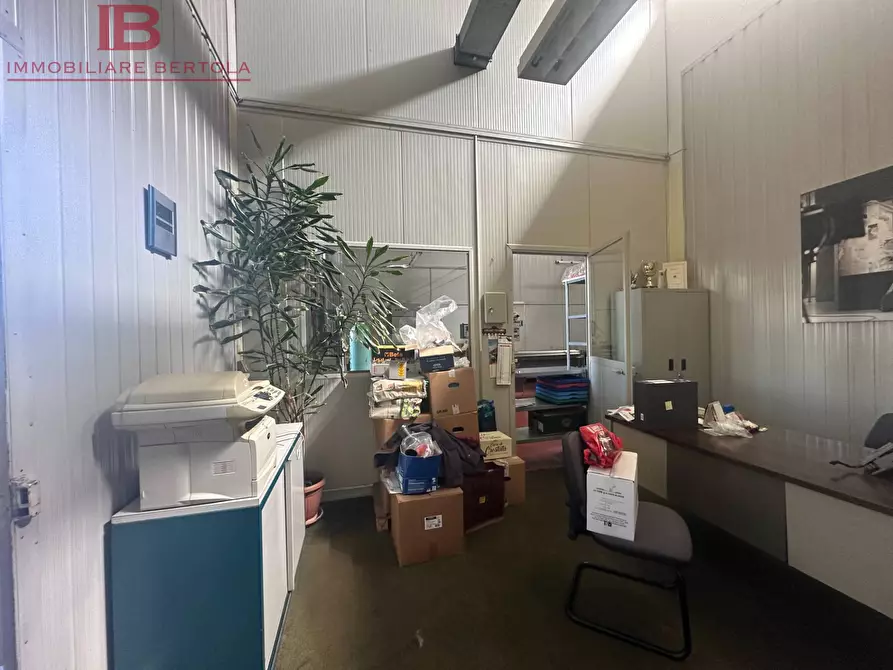 Immagine 5 di Magazzino in vendita  in via rocca de baldi a Cuneo