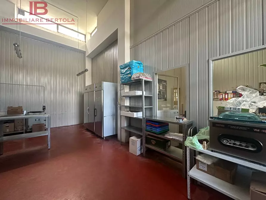 Immagine 9 di Magazzino in vendita  in via rocca de baldi a Cuneo
