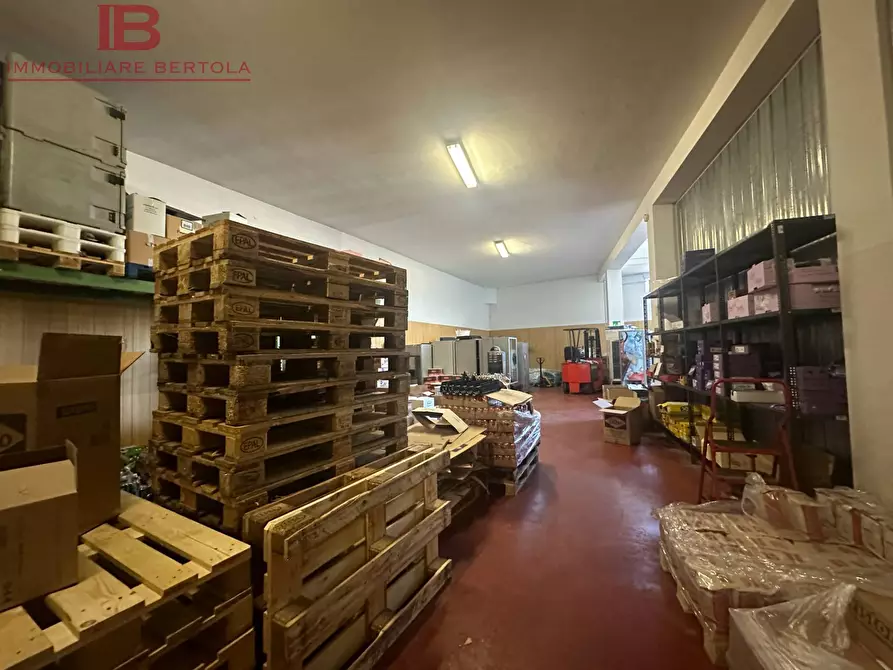 Immagine 4 di Magazzino in vendita  in via rocca de baldi a Cuneo