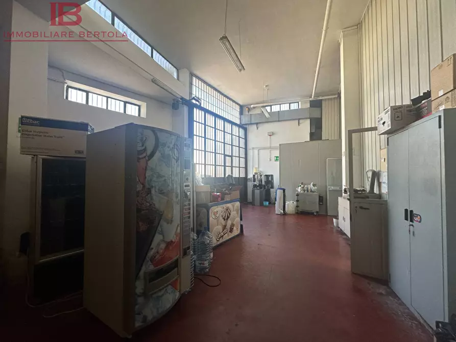 Immagine 10 di Magazzino in vendita  in via rocca de baldi a Cuneo
