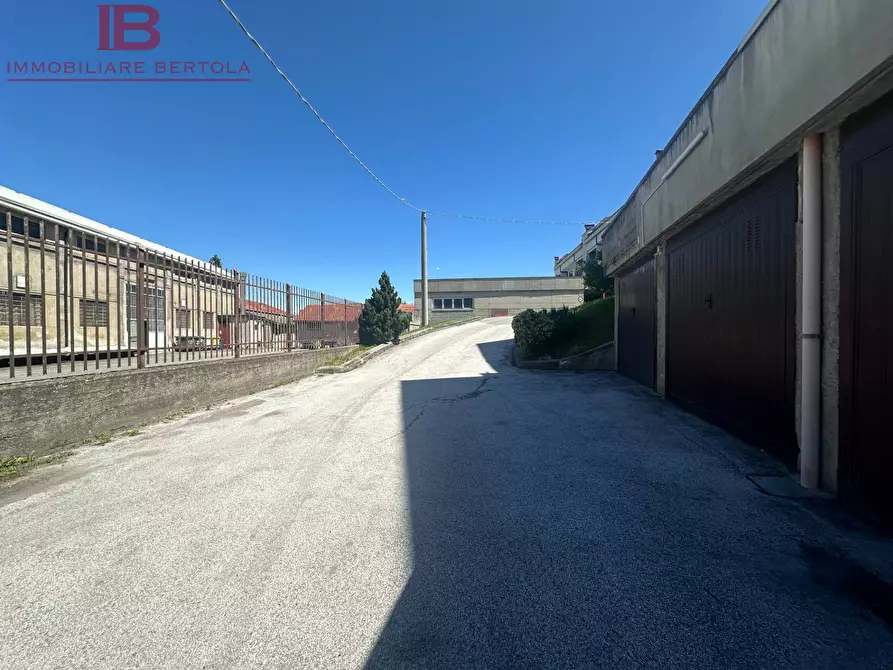 Immagine 11 di Magazzino in vendita  in via rocca de baldi a Cuneo