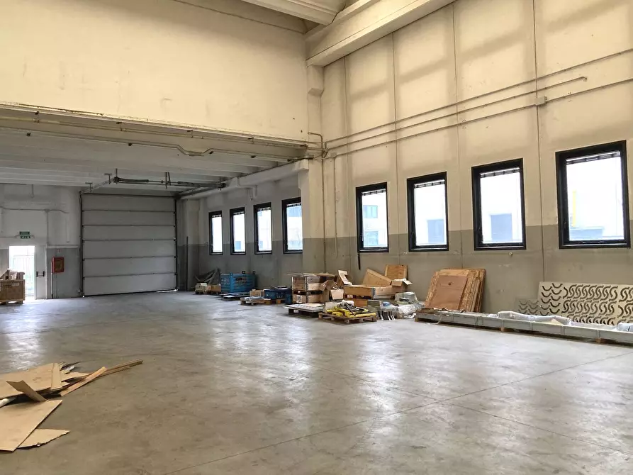 Immagine 11 di Magazzino in affitto  in Via Feroggio a Torino