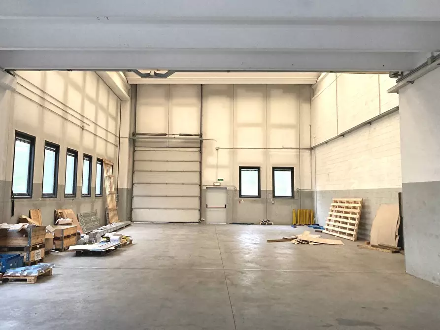 Immagine 13 di Magazzino in affitto  in Via Feroggio a Torino