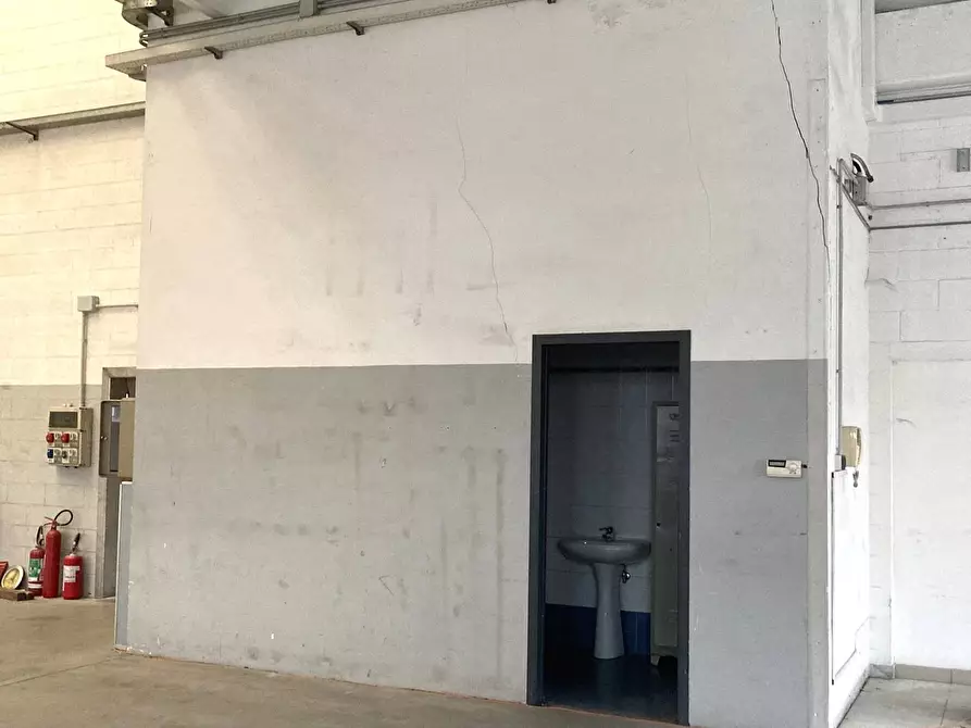 Immagine 14 di Magazzino in affitto  in Via Feroggio a Torino