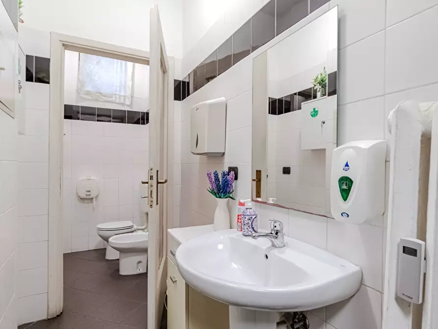 Immagine 17 di Ufficio in affitto  in Corso Einaudi a Torino