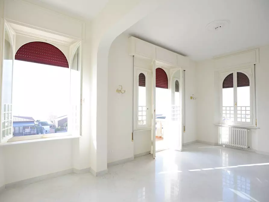 Immagine 25 di Villa in vendita  in Viale Amerigo Vespucci a Massa