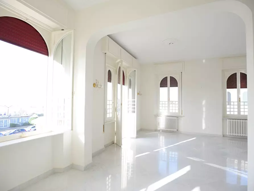 Immagine 26 di Villa in vendita  in Viale Amerigo Vespucci a Massa