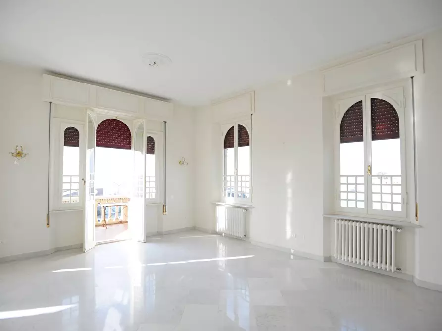 Immagine 28 di Villa in vendita  in Viale Amerigo Vespucci a Massa