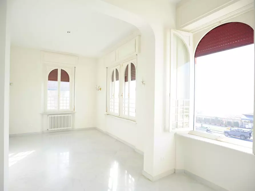 Immagine 29 di Villa in vendita  in Viale Amerigo Vespucci a Massa