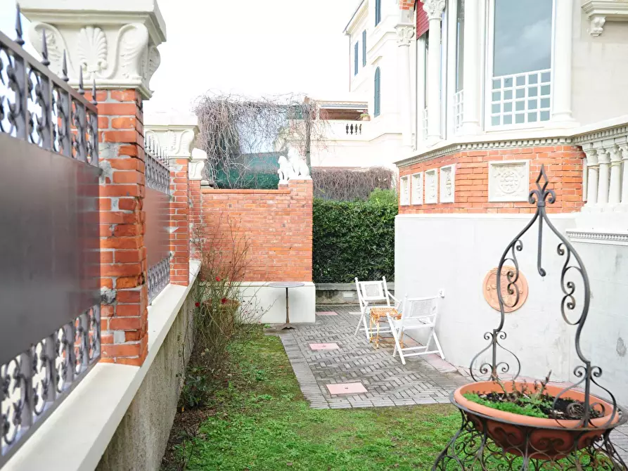 Immagine 11 di Villa in vendita  in Viale Amerigo Vespucci a Massa