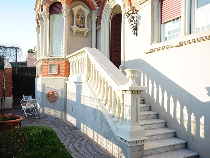 Immagine 6 di Villa in vendita  in Viale Amerigo Vespucci a Massa