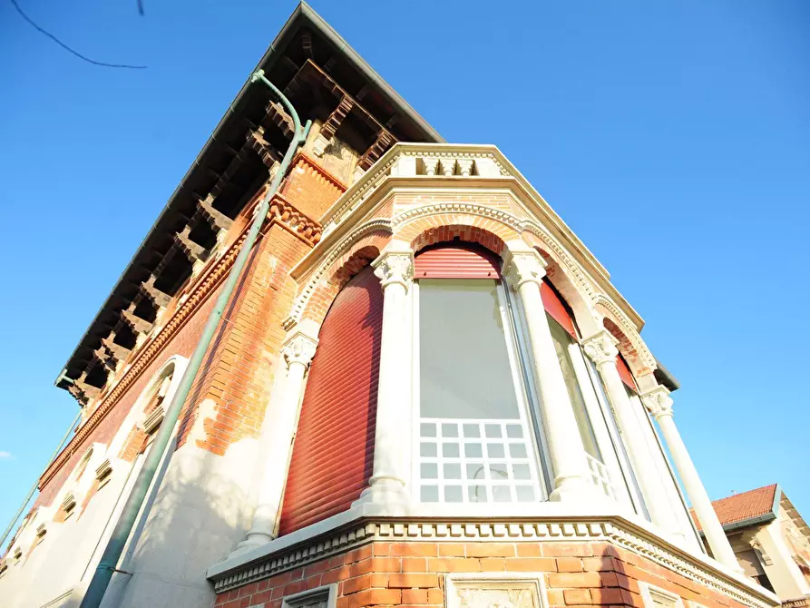 Immagine 7 di Villa in vendita  in Viale Amerigo Vespucci a Massa