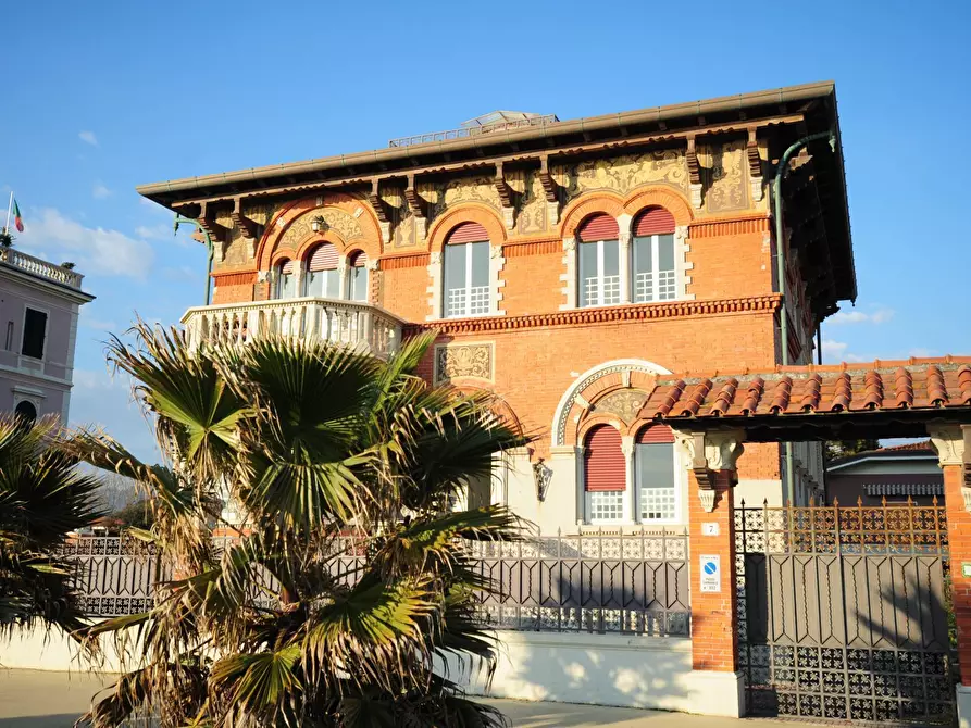 Immagine 9 di Villa in vendita  in Viale Amerigo Vespucci a Massa