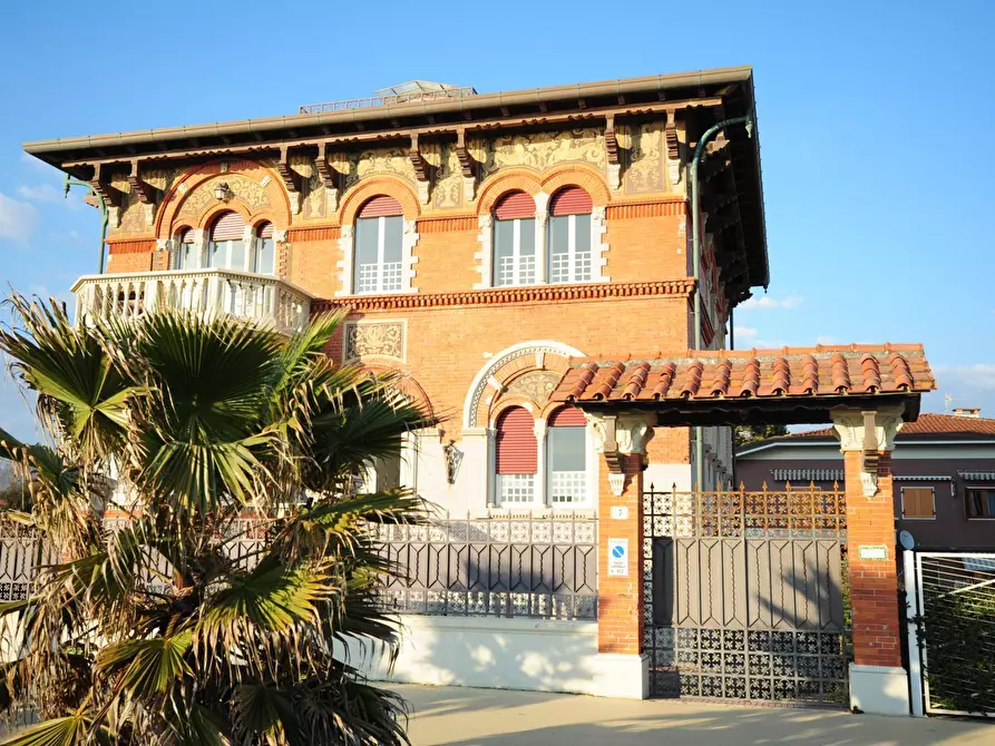 Immagine 2 di Villa in vendita  in Viale Amerigo Vespucci a Massa