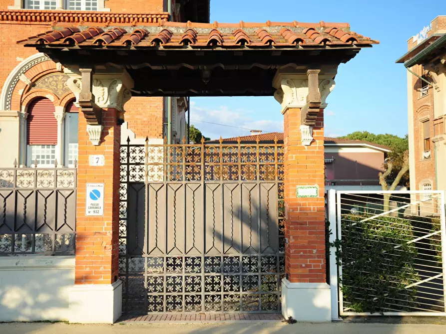 Immagine 8 di Villa in vendita  in Viale Amerigo Vespucci a Massa