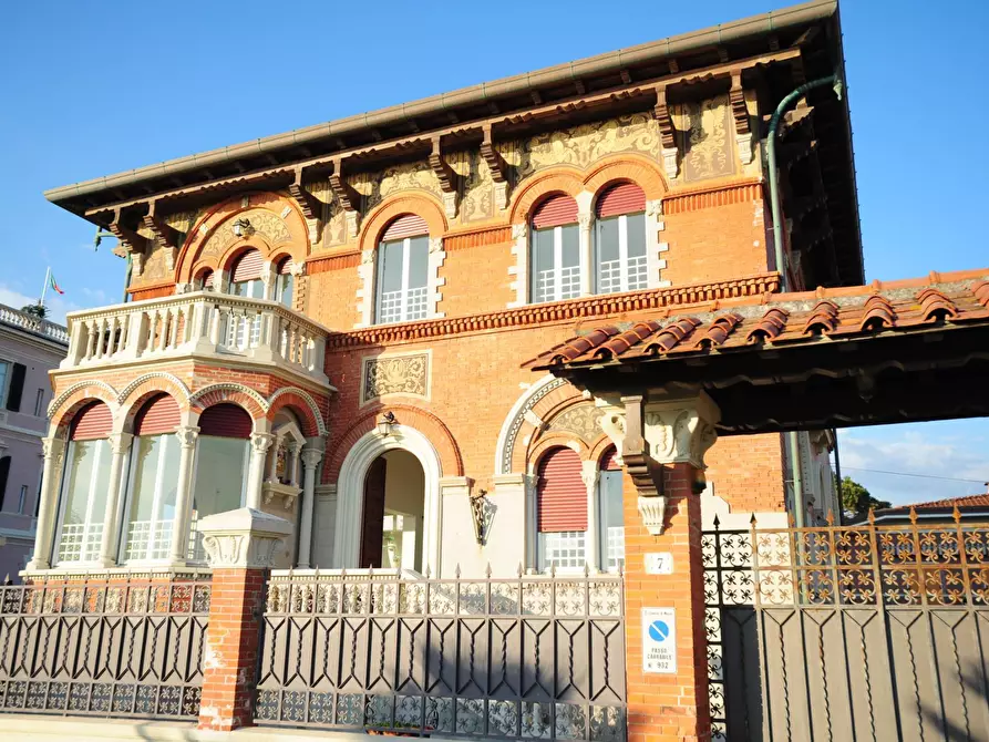 Immagine 5 di Villa in vendita  in Viale Amerigo Vespucci a Massa