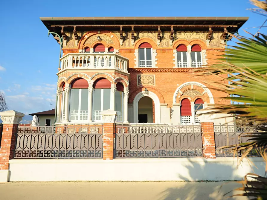 Immagine 4 di Villa in vendita  in Viale Amerigo Vespucci a Massa