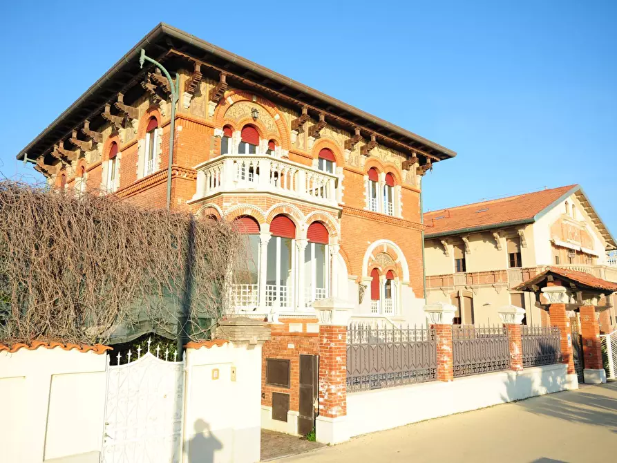 Immagine 3 di Villa in vendita  in Viale Amerigo Vespucci a Massa