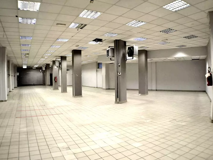 Immagine 4 di Locale commerciale in affitto  in Via Juvarra a Nichelino