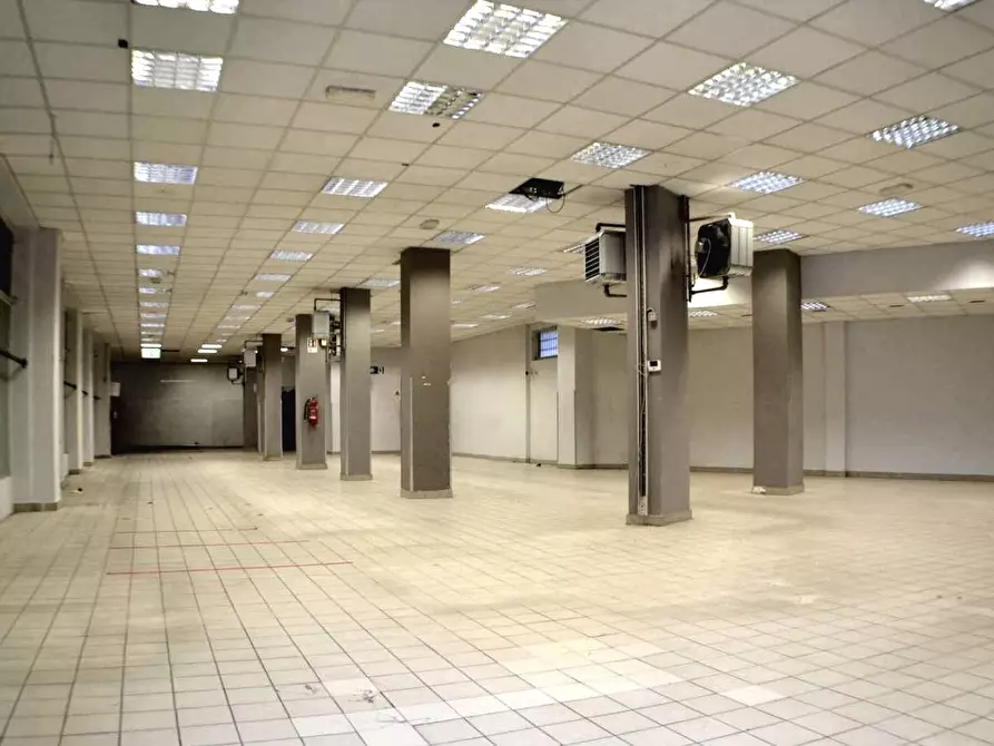 Immagine 5 di Locale commerciale in affitto  in Via Juvarra a Nichelino