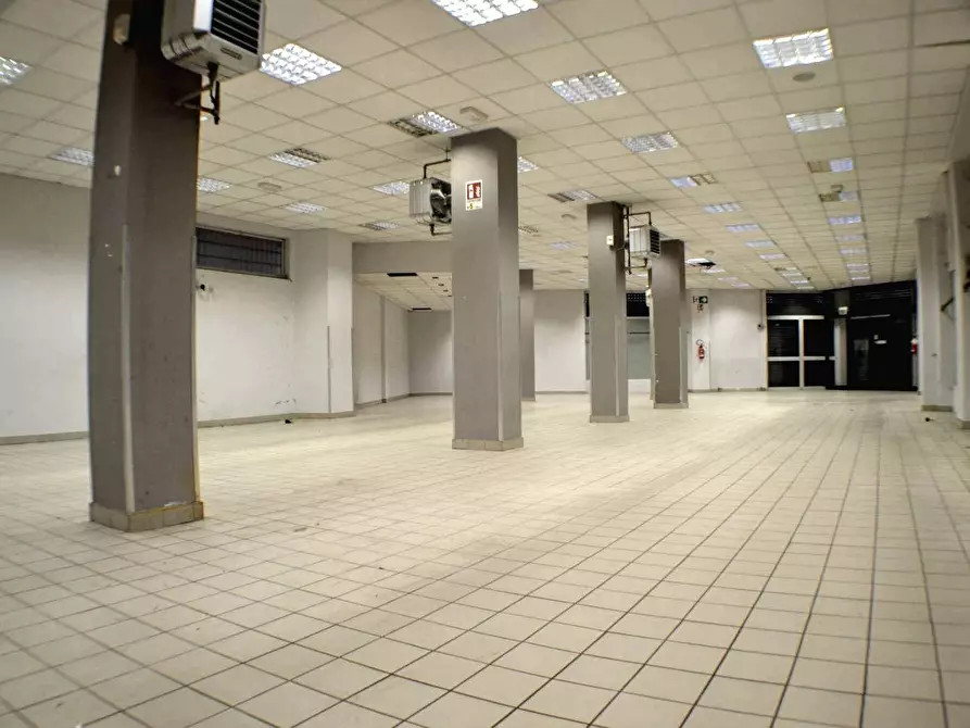 Immagine 6 di Locale commerciale in affitto  in Via Juvarra a Nichelino