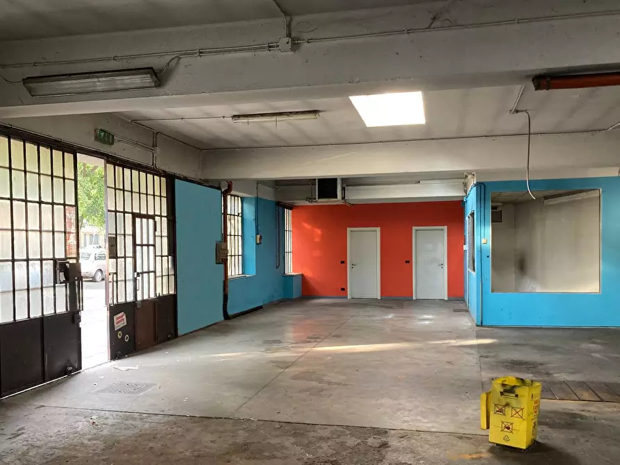 Immagine 3 di Locale commerciale in vendita  in Corso Telesio a Torino