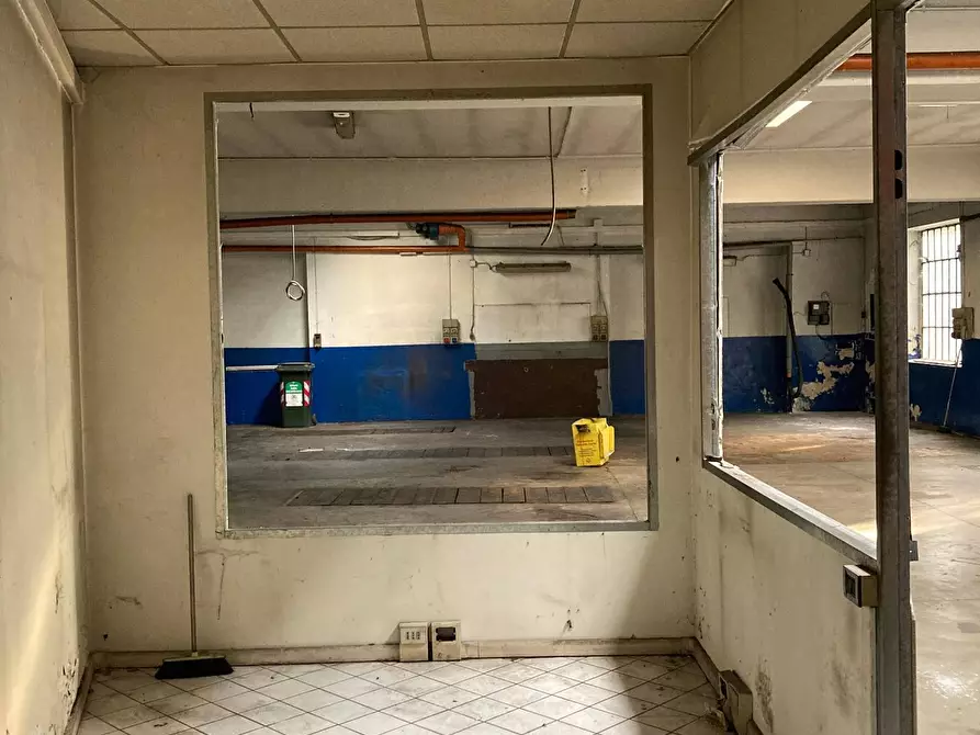 Immagine 10 di Locale commerciale in vendita  in Corso Telesio a Torino