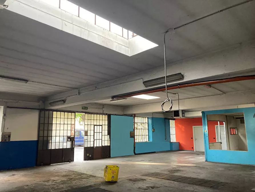 Immagine 6 di Locale commerciale in vendita  in Corso Telesio a Torino